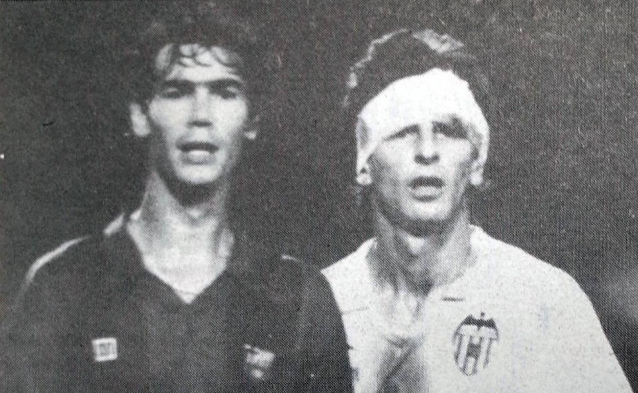 Miguel Ángel Bossio, con la cabeza vendada, junto a Gerardo, del FC Barcelona.