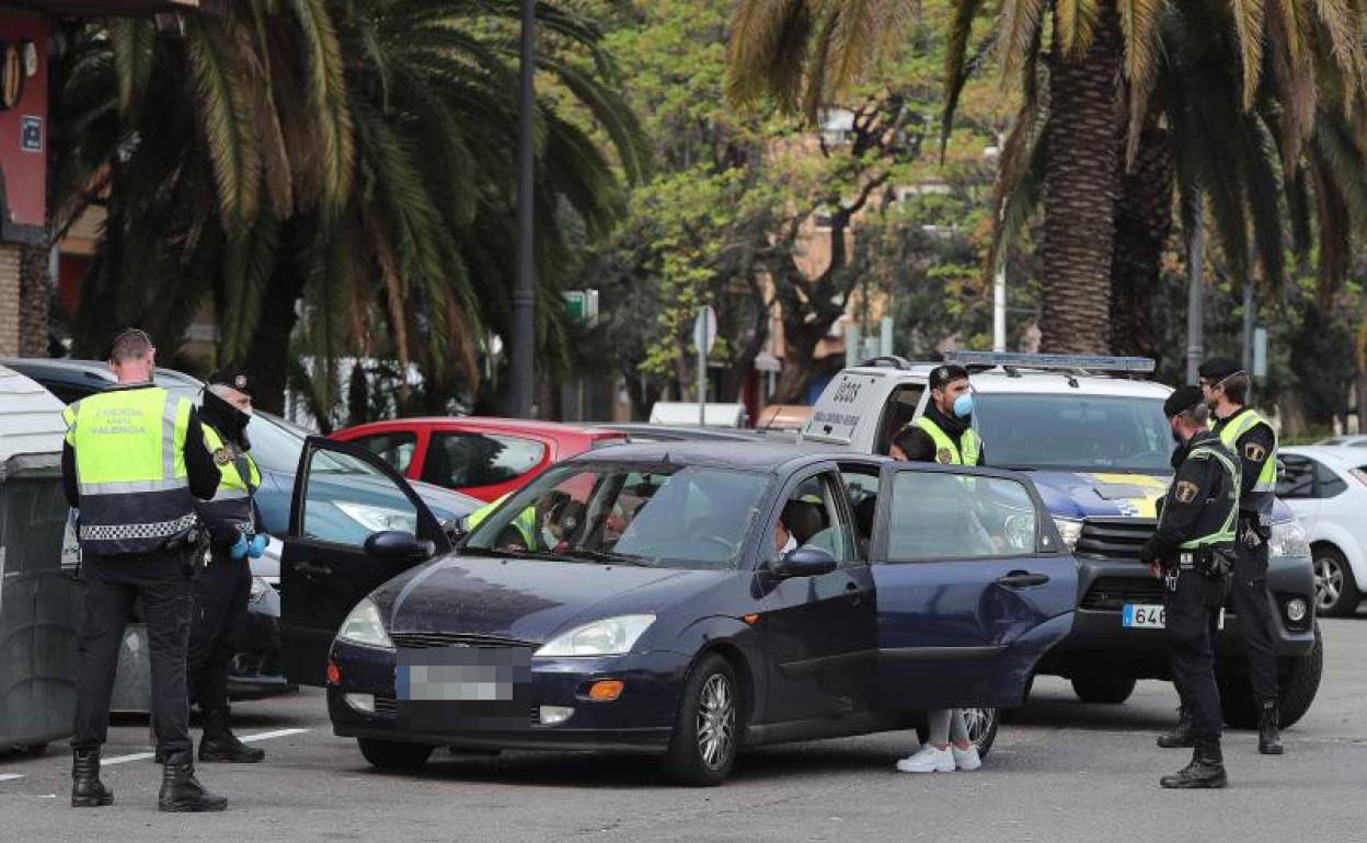 La Policía multa al conductor de un vehículo por circular en Valencia. 