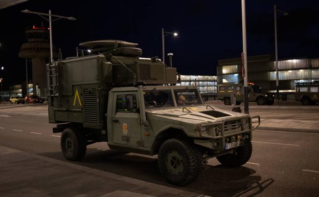 Un camión de la Unidad Militar de Emergencias (UME) del Ejército aparcado en el Aeropuerto de El Prat. 