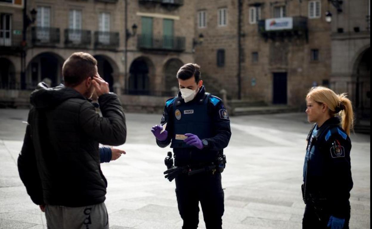 Policías piden la justificación de por qué se está en la calle durante el estado de alarma. 