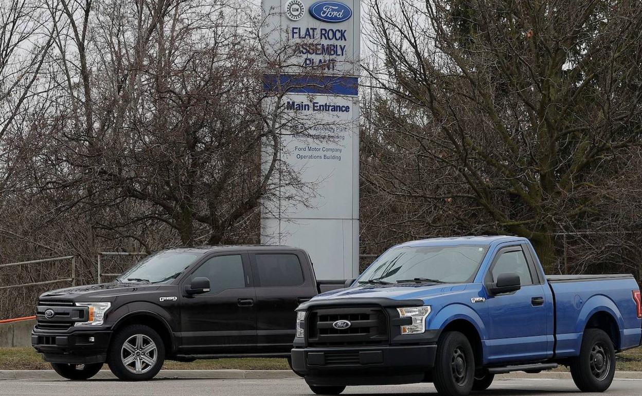 Empleados de Ford abandonan una planta en Míchigan (EE UU), cerrada temporalmente.