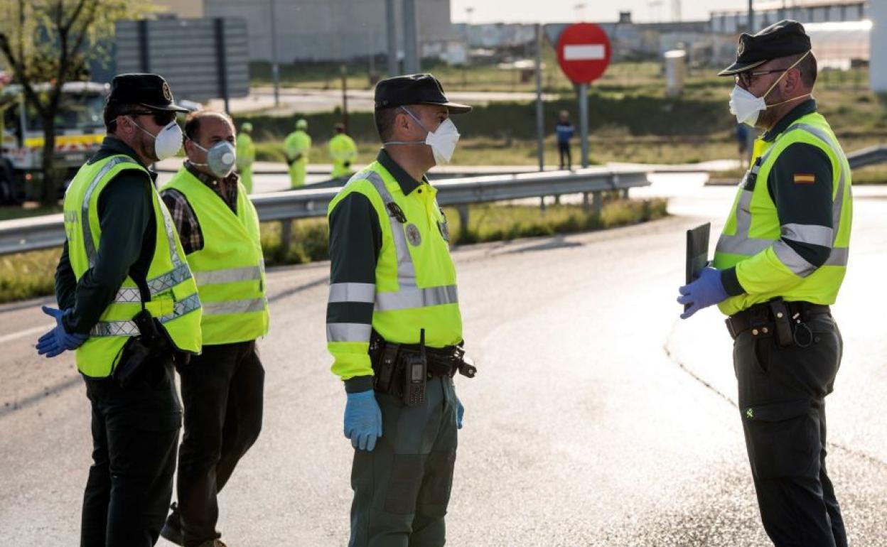 Imagen de archivo de agentes de la Guardia Civil durante la crisis del coronavirus en España.