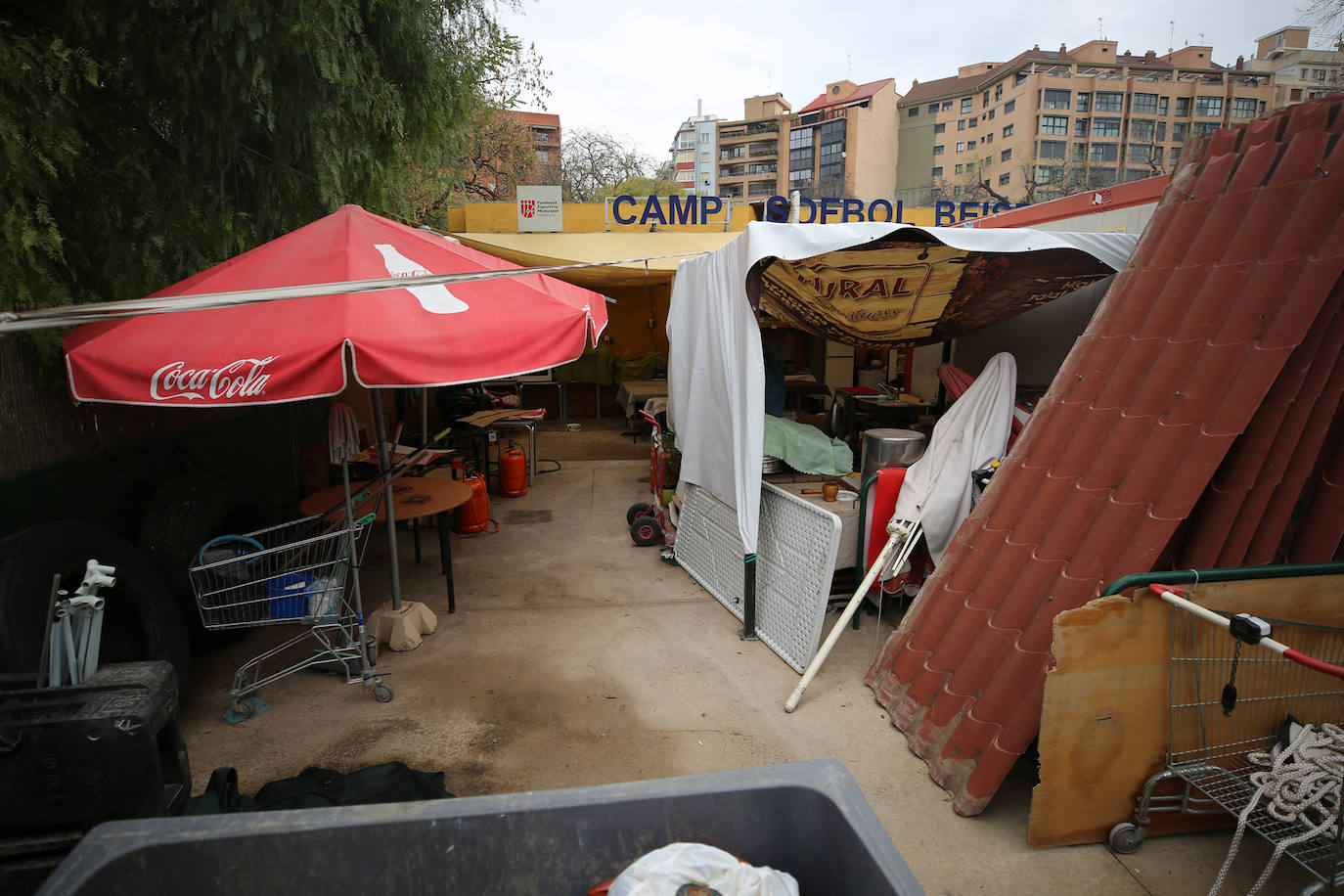 La vida sigue en el cauce del Turia, que ahora es un lugar prohibido.