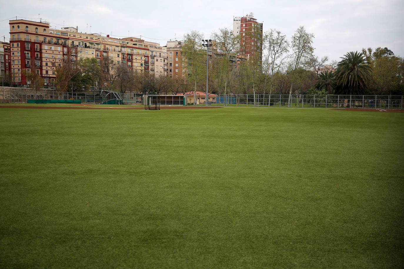 La vida sigue en el cauce del Turia, que ahora es un lugar prohibido.