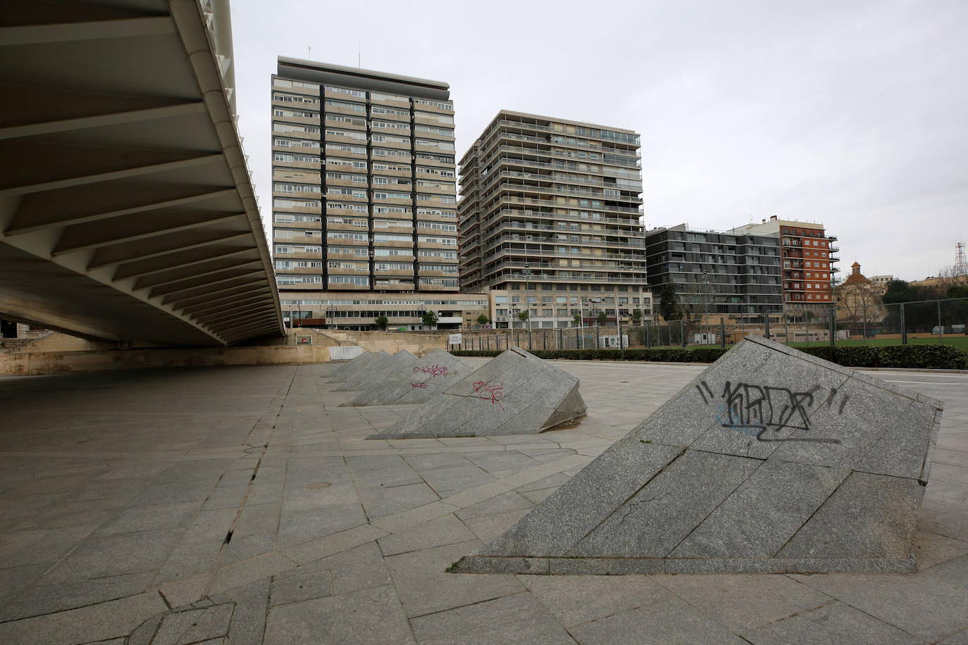 La vida sigue en el cauce del Turia, que ahora es un lugar prohibido.