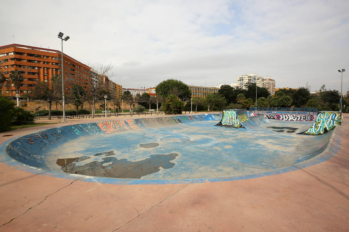 La vida sigue en el cauce del Turia, que ahora es un lugar prohibido.