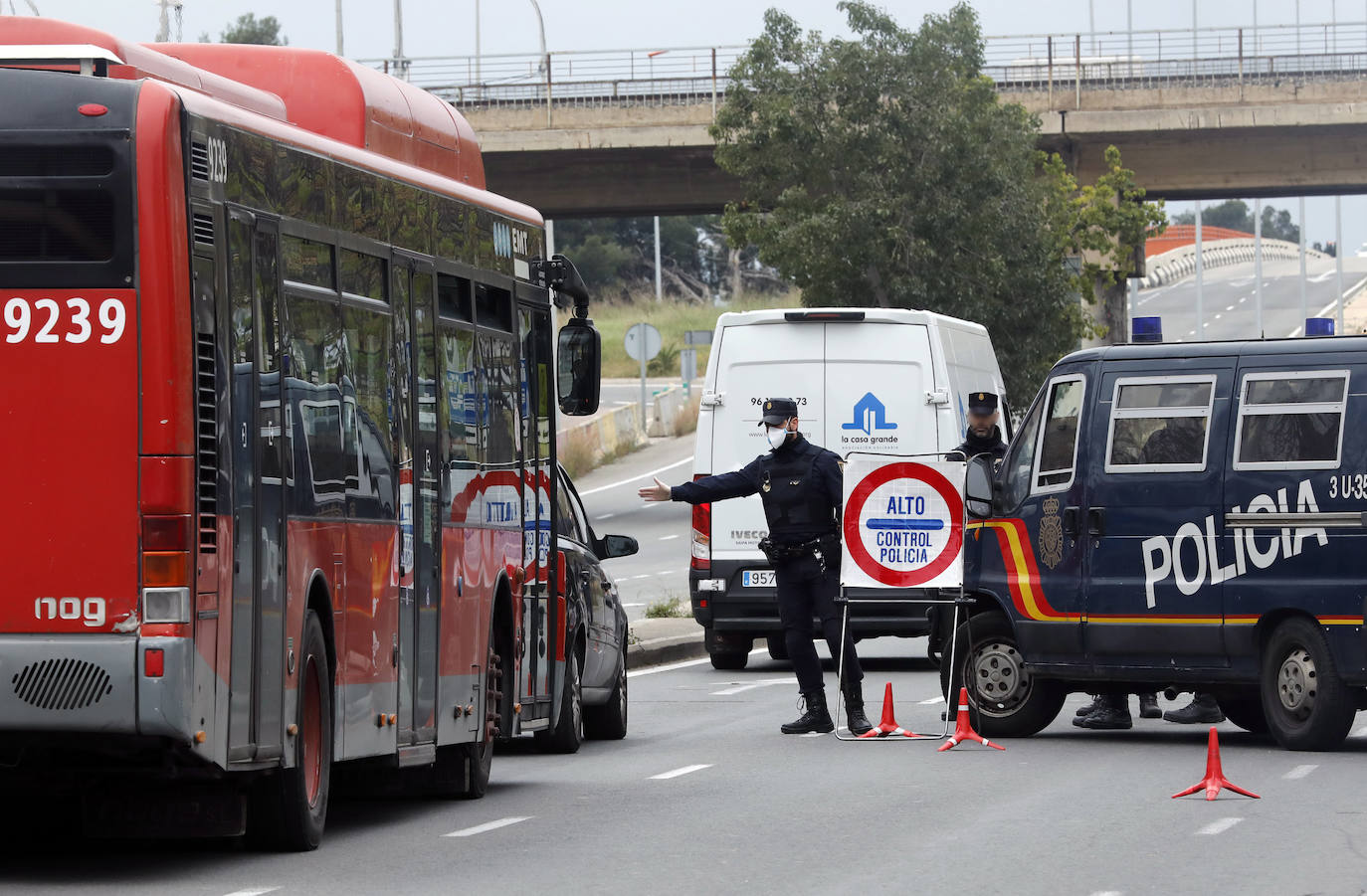 Control de la Policía Nacional en una salida de Valencia para evitar desplazamientos innecesarios en pleno estado de alarma.