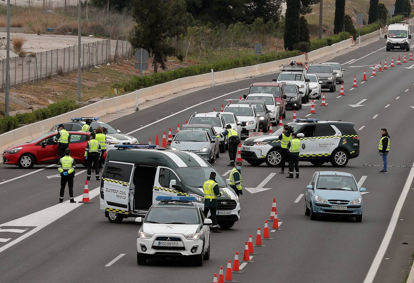 Control de la Guardia Civil en una salida de Valencia para evitar desplazamientos innecesarios en pleno estado de alarma.