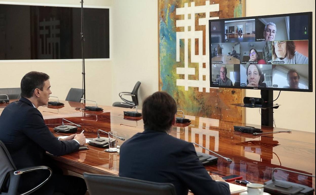 El presidente del Gobierno, Pedro Sánchez y el ministro de Sanidad, Salvador Illa, durante la reunión del Comité Científico del COVID-19. 