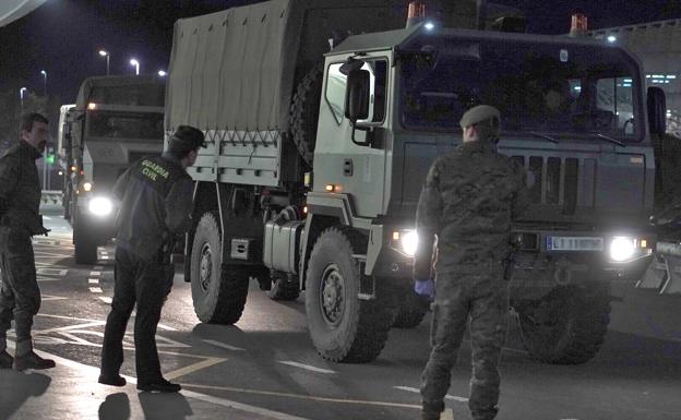 El Ejército llega al Aeropuerto de Bilbao para desinfectarlo. 