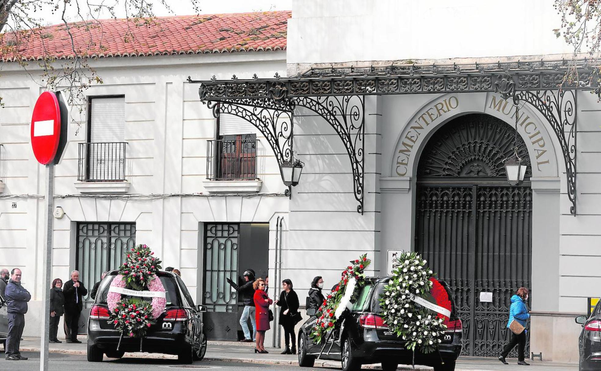 Coches fúnebres en el Cementerio General.