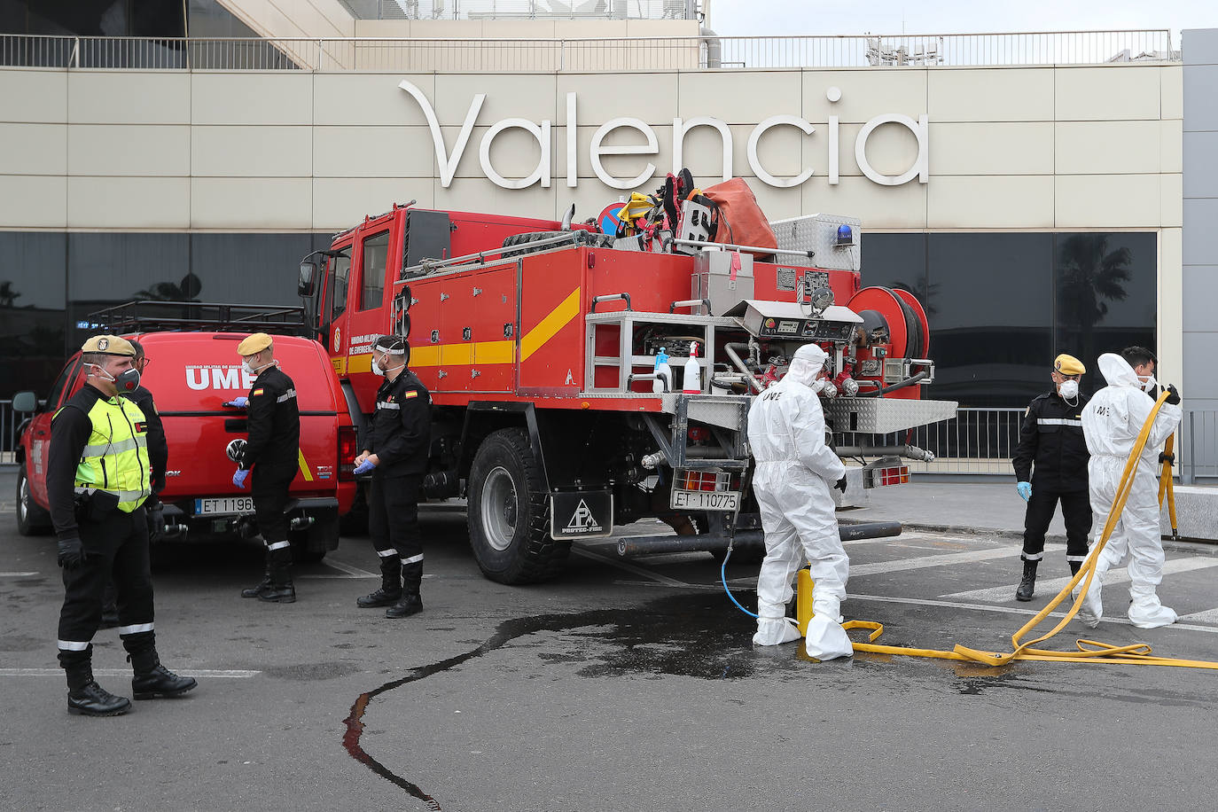 Militares de la UME realizan tareas de desinfección en el Aeropuerto de Valencia. 