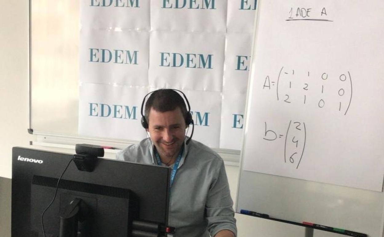 Un docente de EDEM imparte su clase en la modalidad online.