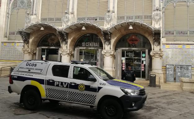 Una patrulla de la Policía Local en el Mercado Central. 