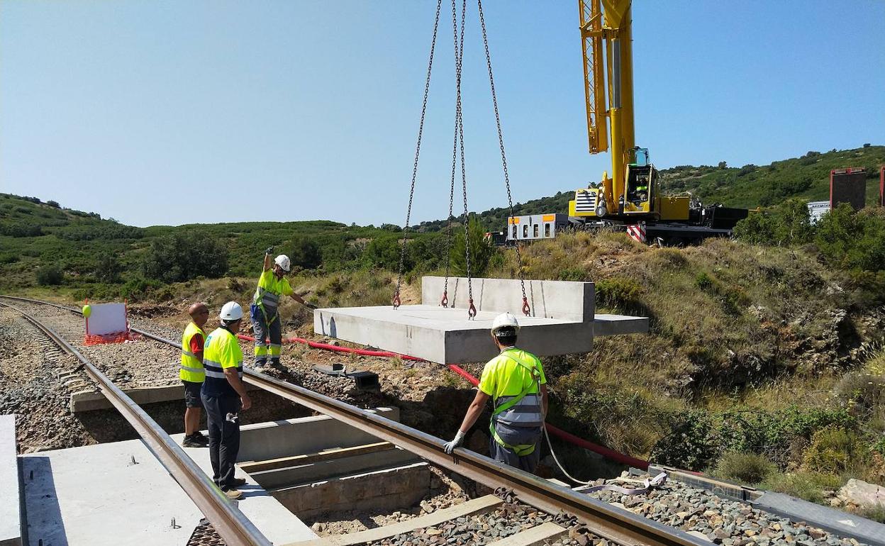 Unos operarios, en una de las obras de Adif.