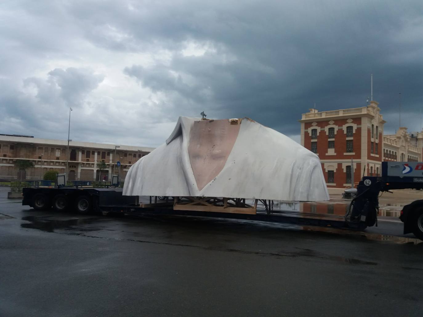 Los artistas han desmontado la pieza en tres partes en la plaza del Ayuntamiento para almacenarla frente al mar.