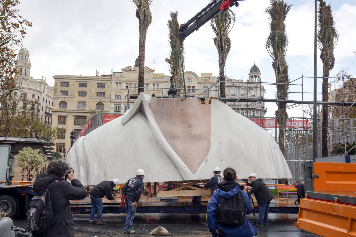 Los artistas han desmontado la pieza en tres partes en la plaza del Ayuntamiento para almacenarla frente al mar.