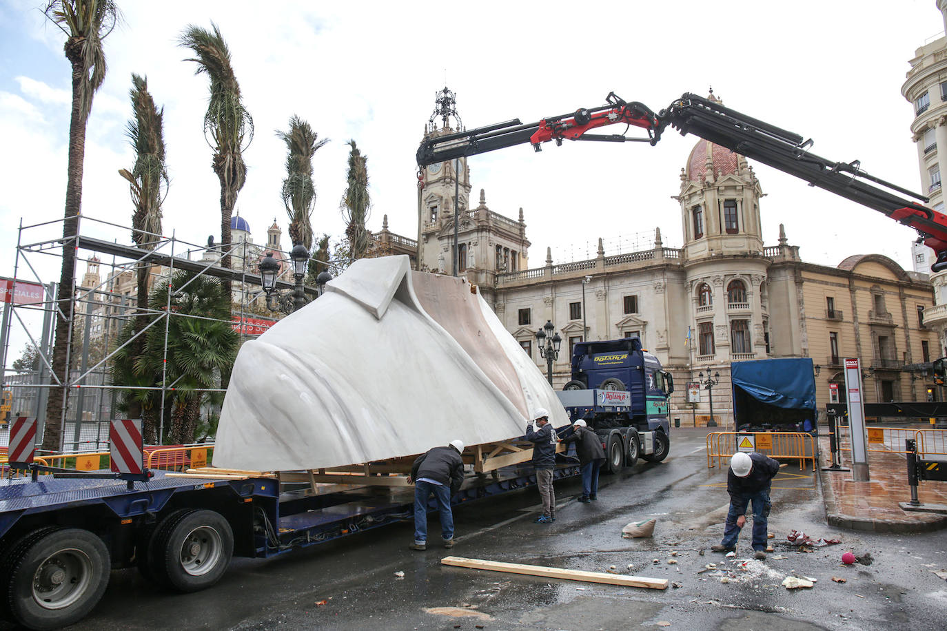 Los artistas han desmontado la pieza en tres partes en la plaza del Ayuntamiento para almacenarla frente al mar.