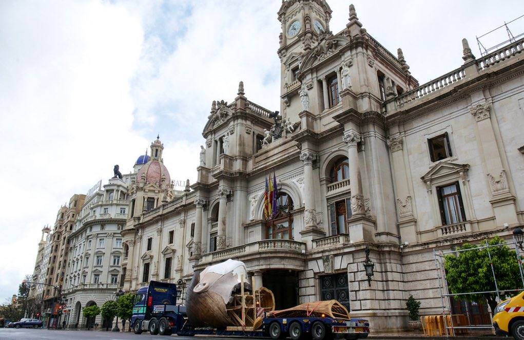 Los artistas han desmontado la pieza en tres partes en la plaza del Ayuntamiento para almacenarla frente al mar.