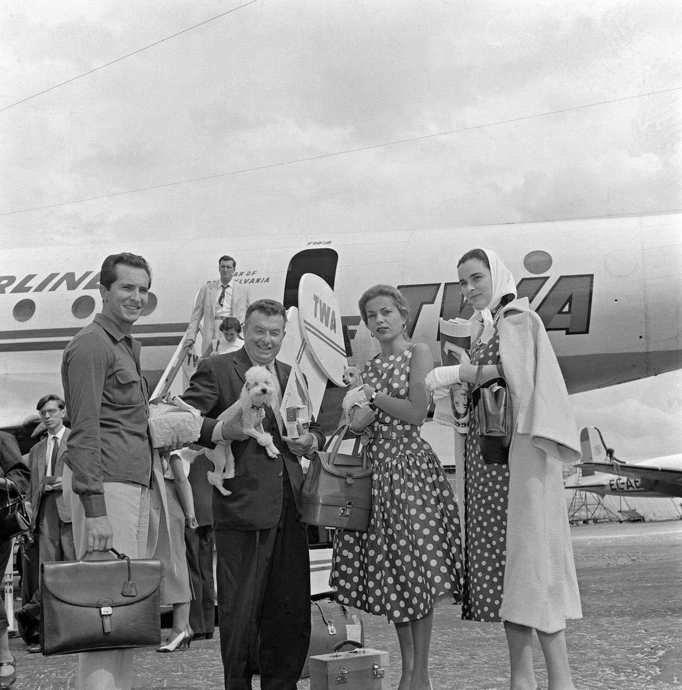 Xavier Cugat (2 i) y su esposa Abbe Lane son recibidos en el aeropuerto de Barajas por sus amigos, el matrimonio formado por el torero Luis Miguel Dominguín (i) y la actriz Lucía Bosé.