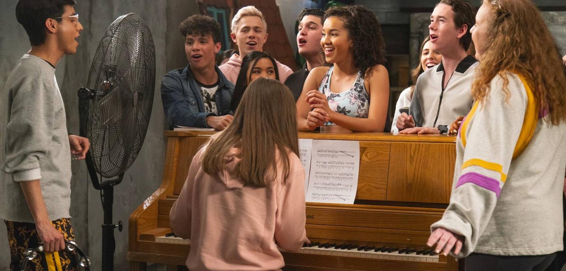 'High School Musical: El Musical: La Serie'. Una nueva era de chicos de instituto y su nueva profesora de interpretación tratan de reproducir la historia sobre el escenario cerca de quince años después de que se rodara allí la película original de Disney. 