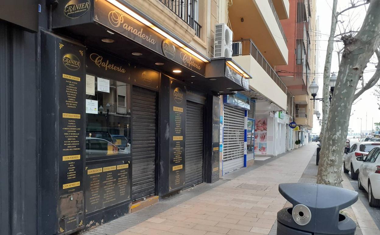 Negocios de la calle Marqués de Campo, en Dénia, cerrados mientras dura la crisis sanitaria.. 