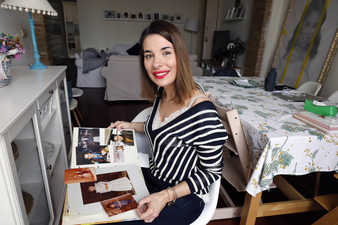 Majo Gimeno fue una niña buena, dócil y obediente que disfrutó de una infancia cálida y familiar. Sus padres la tuvieron cuando estaban estudiando COU, y a pesar de ello las respectivas familias les animaron a seguir con los estudios, pues su padre era un estudiante brillante con una mente privilegiada que estaba destinado a convertirse en médico. «Yo pasaba mucho tiempo con mis abuelos mientras ellos estaban en clase o preparaban los exámenes.», explica la especialista en márketing y fundadora de la oenegé Mamás en Acción. A Majo le encantaba pintar y tenía en mente convertirse en artista, de hecho no veía la tele porque prefería dibujar y por sus cumpleaños pedía que le regalasen libros de dibujo. «Quise estudiar Bellas Artes pero me animaron a hacer ‘una carrera de verdad’, me quedé con las ganas y lo tengo ahí dentro. Estos días de cuarentena estoy pintando mucho con mi hija Adela». Sus padres le inculcaron el valor del respeto a los demás y la empatía con aquellos que no lo tienen tan fácil. De hecho cuando ella tenía dieciocho años y su hermana Alicia catorce sus padres recibieron en acogida a Edon y Agim, dos niños kosovares que con el tiempo se convirtieron en sus hermanos y que hoy conforman la familia de esta mujer valiente y luchadora.