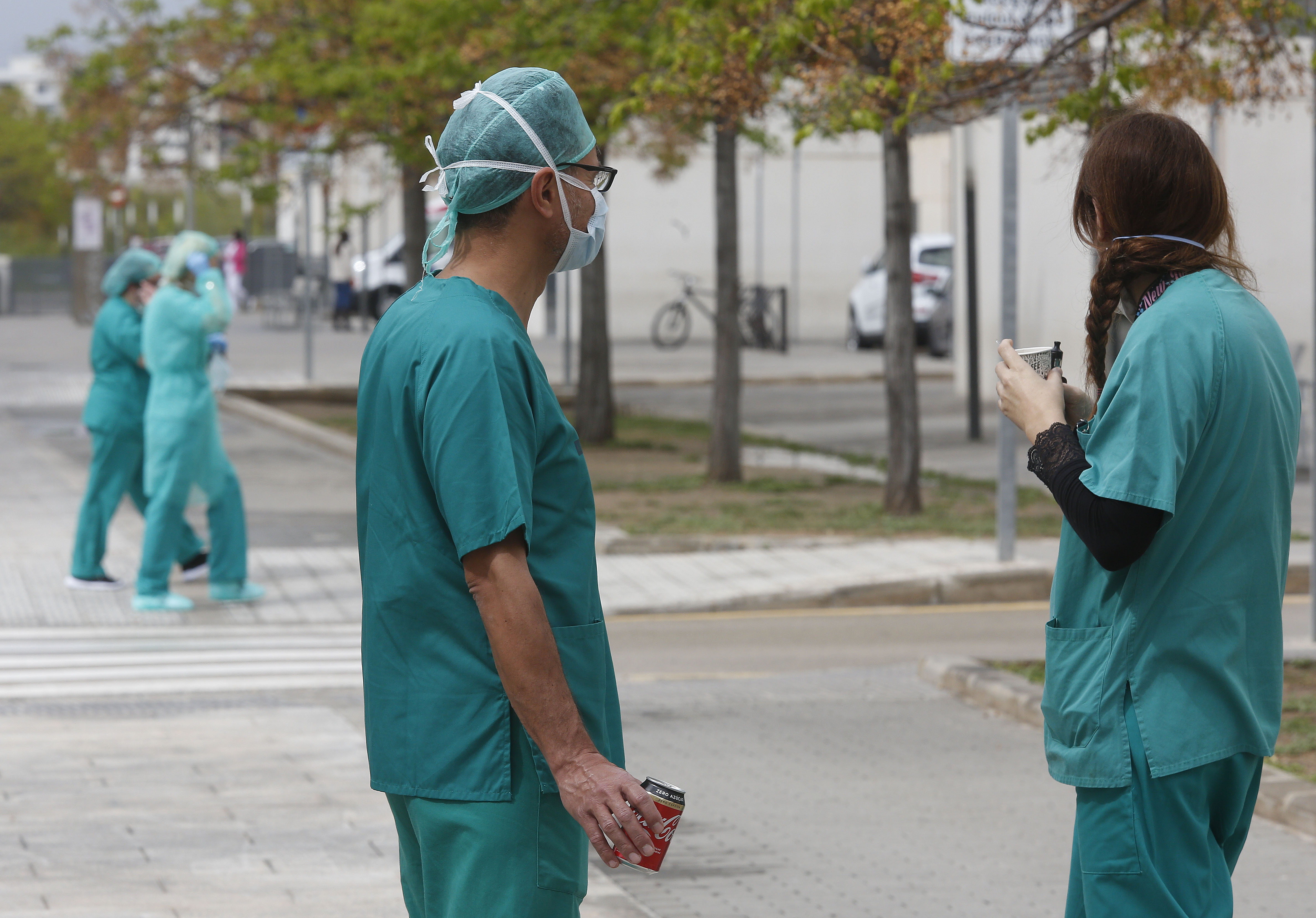 Sanitarios libran desde hace dos semanas una lucha contra el coronavirus en los diferentes hospitales de la Comunitat Valencia. Cada tarde, a las 20.00 horas, reciben el aplauso de los vecinos confinados desde sus balcones y de las fuerzas de seguridad.