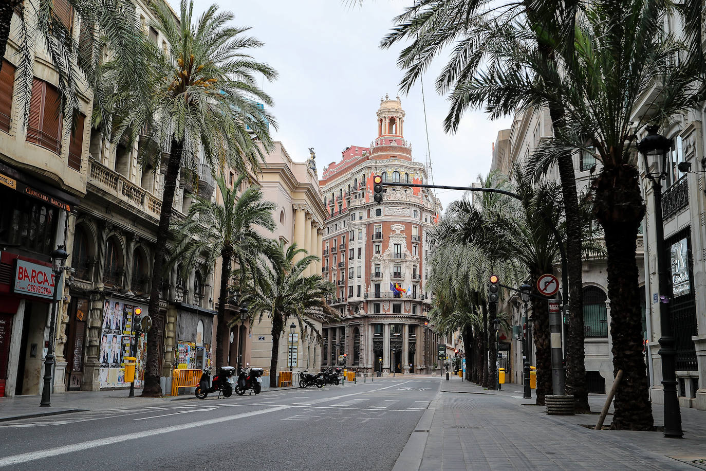 La crisis sanitaria mantiene las calles de Valencia vacías tras la declaración del estado de alarma el pasado sábado 14 de marzo. 
