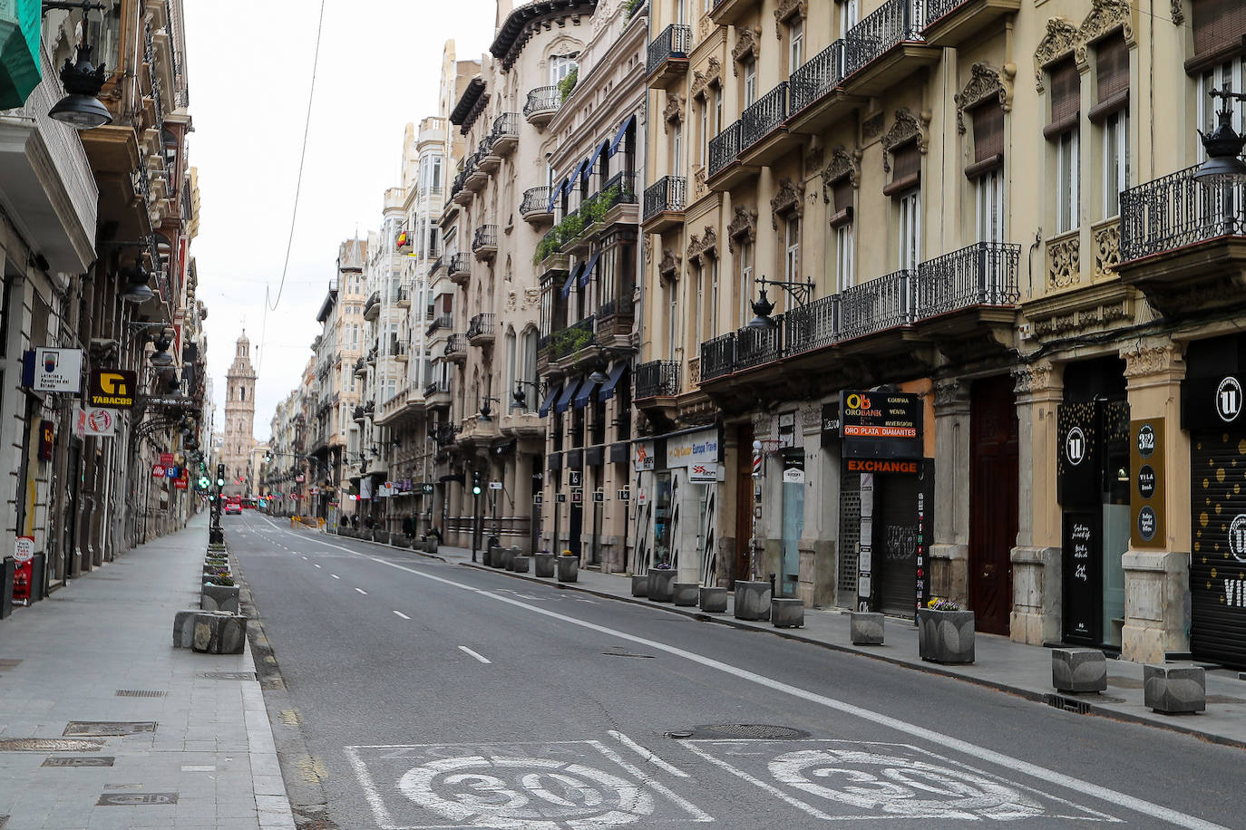 La crisis sanitaria mantiene las calles de Valencia vacías tras la declaración del estado de alarma el pasado sábado 14 de marzo. 