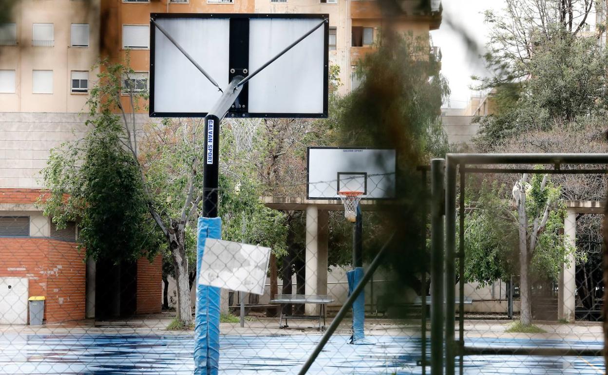 Patio de un colegio de valencia completamente vacío. 