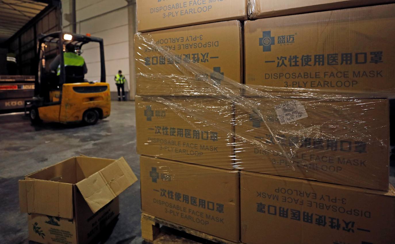 La Generalitat reparte más de 15 toneladas de material sanitario de protección comprado en China