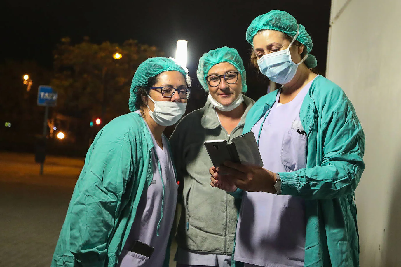 Sanitarios libran desde hace dos semanas una lucha contra el coronavirus en los diferentes hospitales de la Comunitat Valencia. Cada tarde, a las 20.00 horas, reciben el aplauso de los vecinos confinados desde sus balcones y de las fuerzas de seguridad.