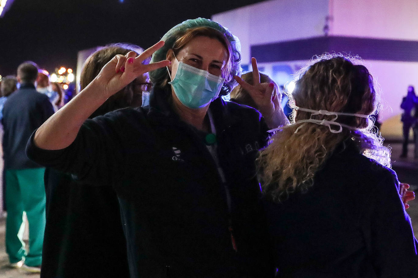 Sanitarios libran desde hace dos semanas una lucha contra el coronavirus en los diferentes hospitales de la Comunitat Valencia. Cada tarde, a las 20.00 horas, reciben el aplauso de los vecinos confinados desde sus balcones y de las fuerzas de seguridad.