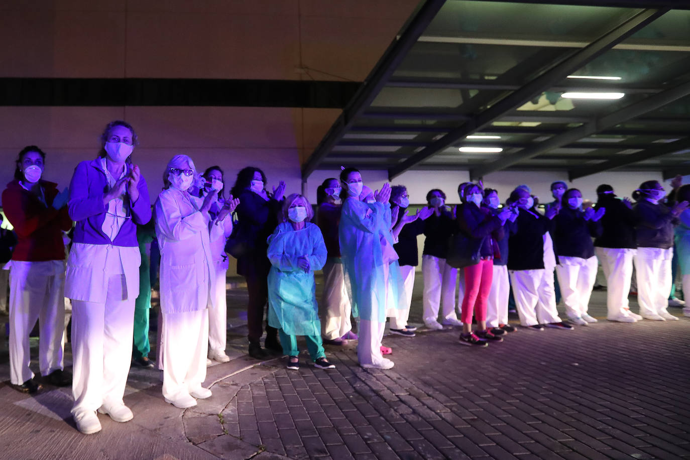 Sanitarios libran desde hace dos semanas una lucha contra el coronavirus en los diferentes hospitales de la Comunitat Valencia. Cada tarde, a las 20.00 horas, reciben el aplauso de los vecinos confinados desde sus balcones y de las fuerzas de seguridad.