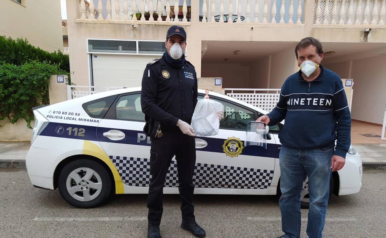 José Vicente Montes entrega a la Policía Local las pantallas de protección. 