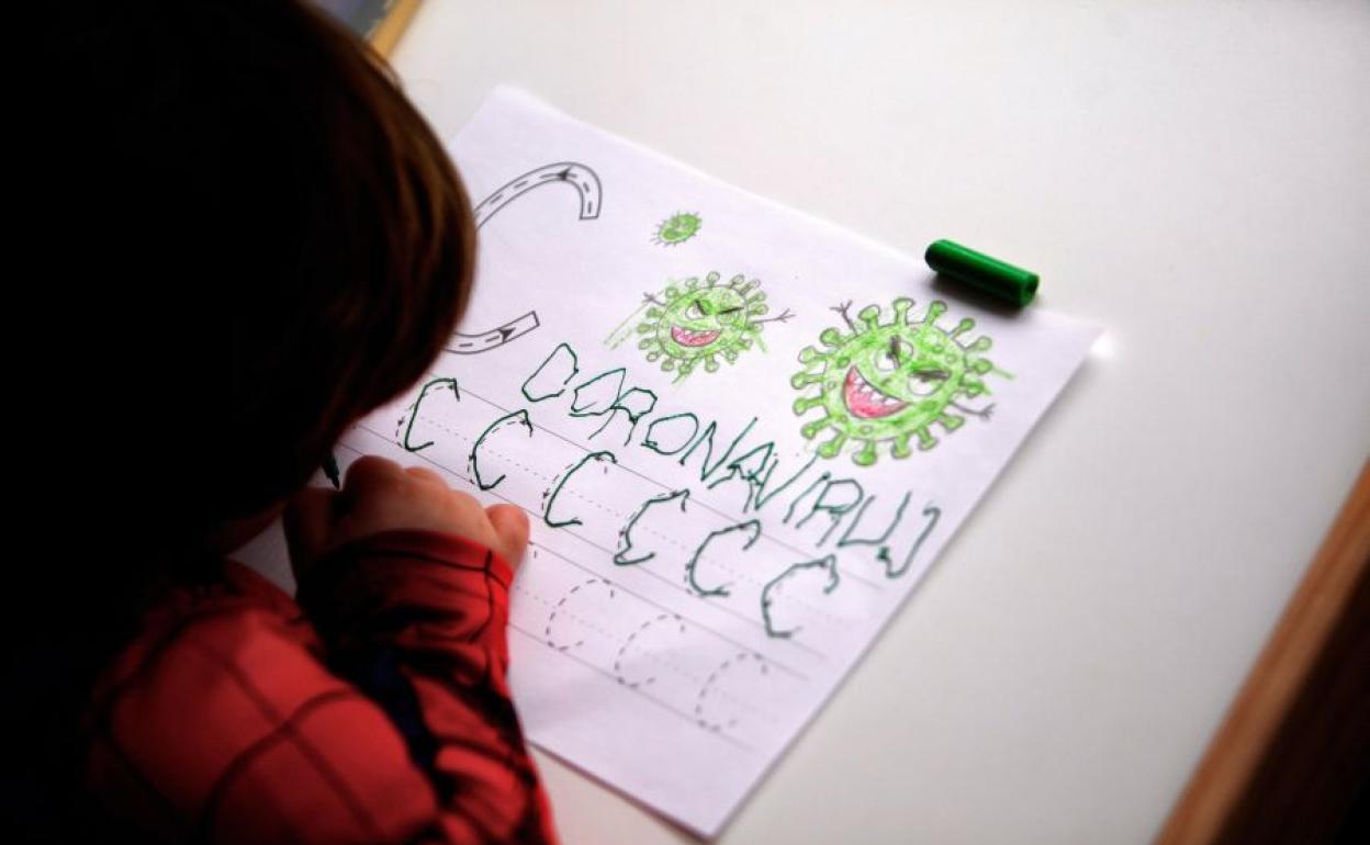 Una niña, en casa durante el confinamiento por el estado de alarma ante el avance del coronavirus.