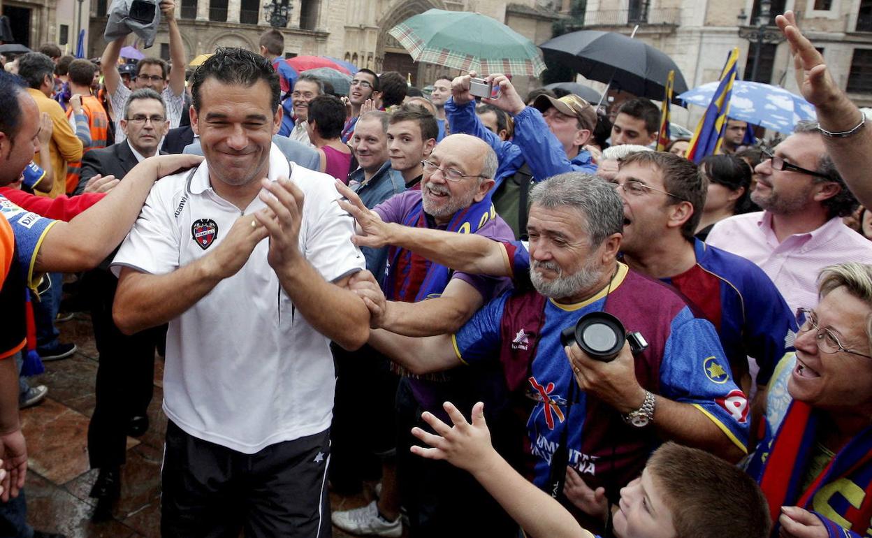 Luis García, durante la celebración del ascenso del Levante