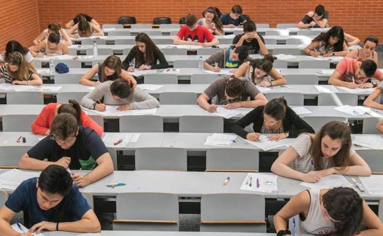 Aplazada sine die la prueba del título de Bachiller para mayores de 20 años