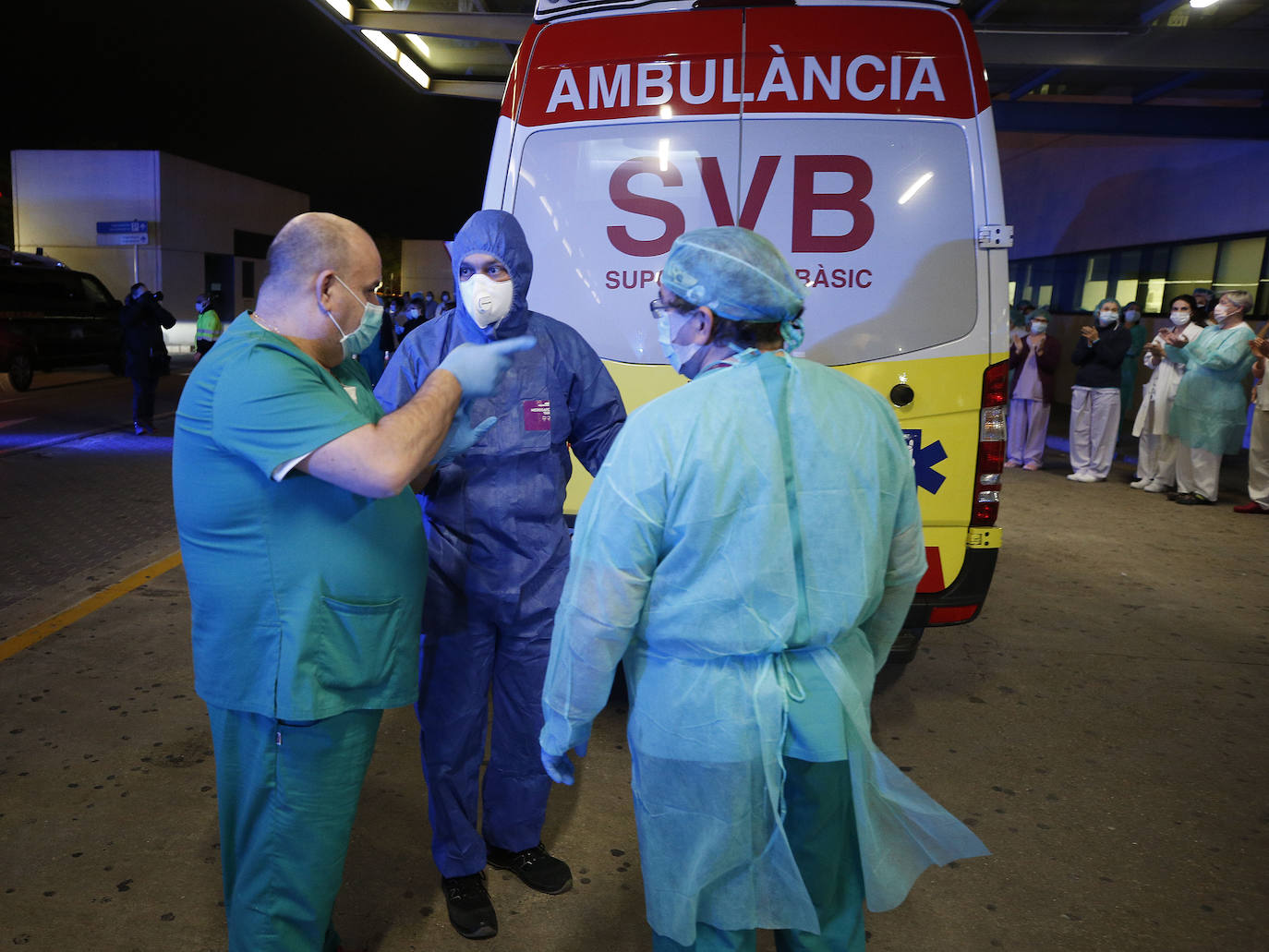 Homenaje al personal del Hospital La Fe de Valencia, este jueves.