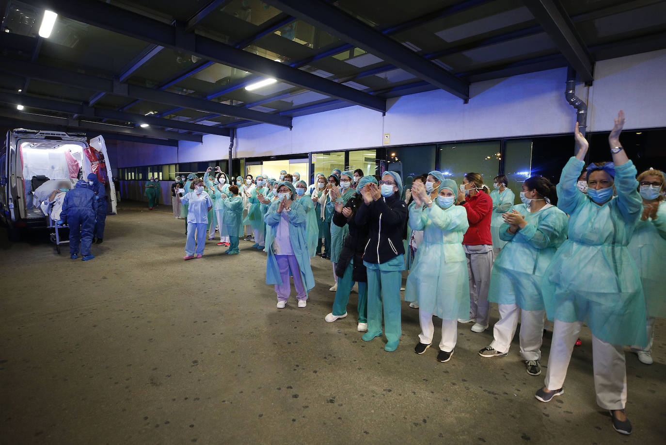 Homenaje al personal del Hospital La Fe de Valencia, este jueves.
