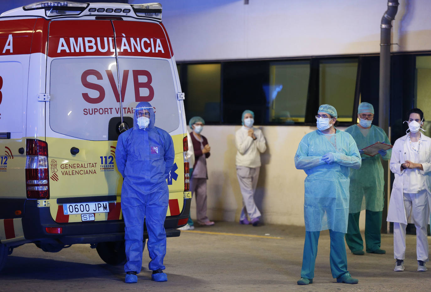 Homenaje al personal del Hospital La Fe de Valencia, este jueves.