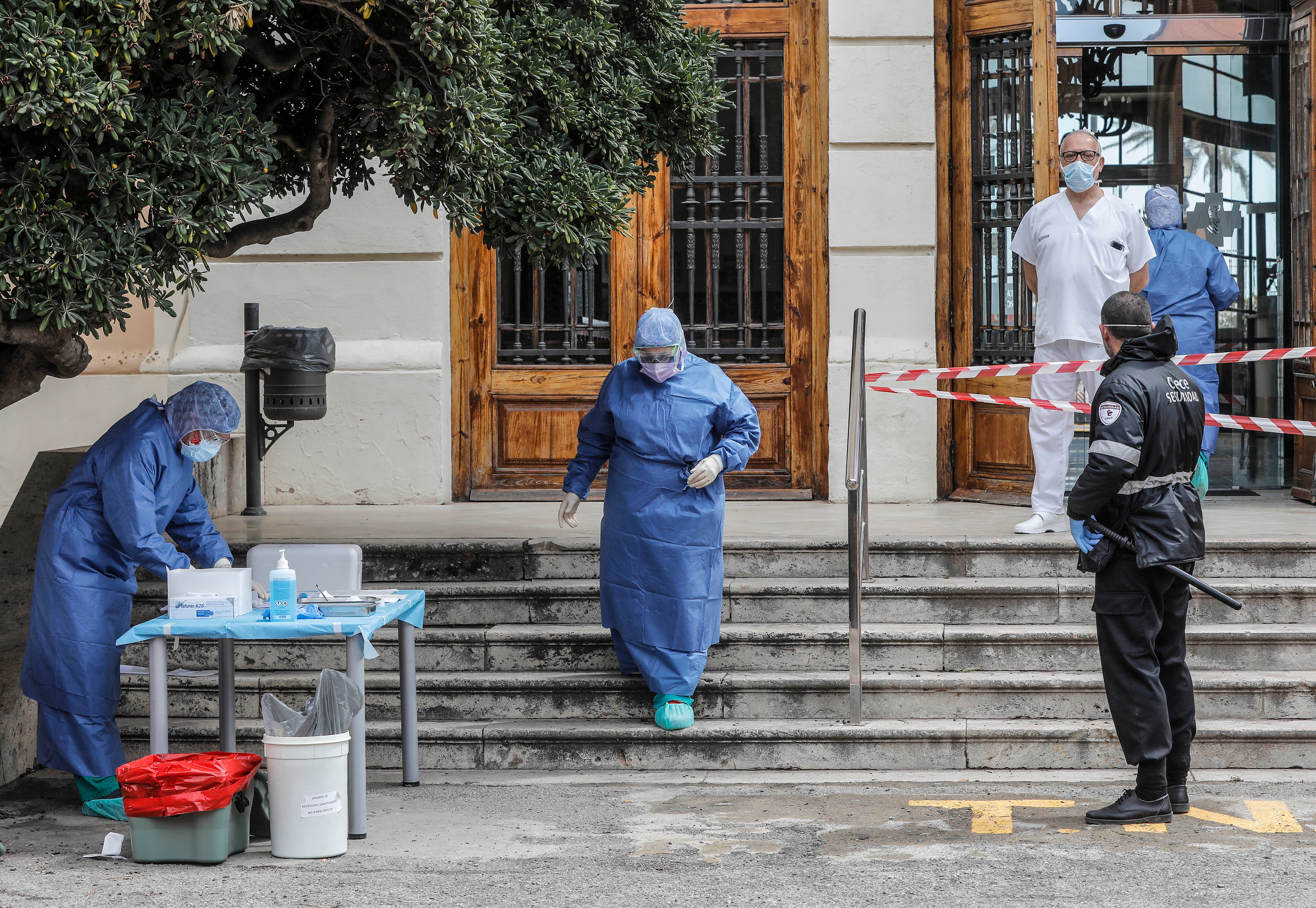 Miembros del hospital de la Malvarrosa, en Valencia, realizan tomas de muestra rápidas al personal sanitario sin que los conductores bajen del vehículo. 