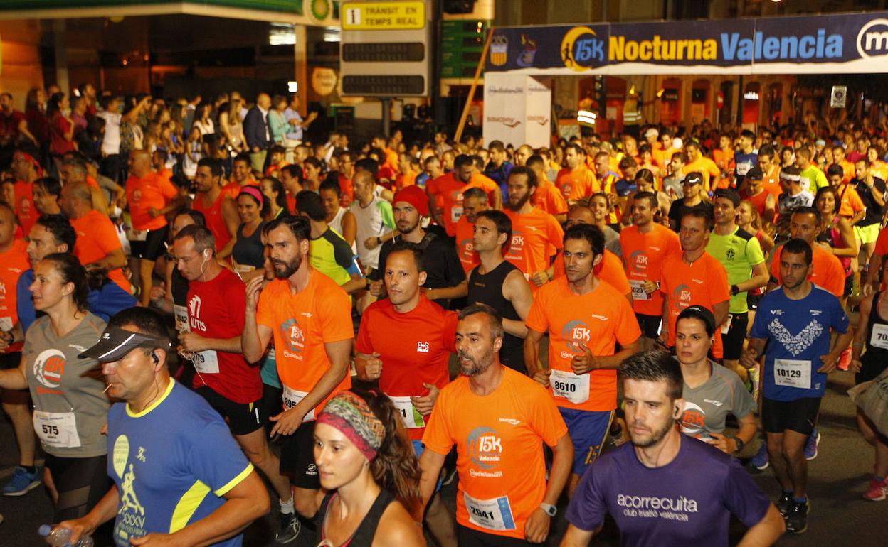 Miles de corredores, durante una edición pasada de la 15K Nocturna Valencia. 
