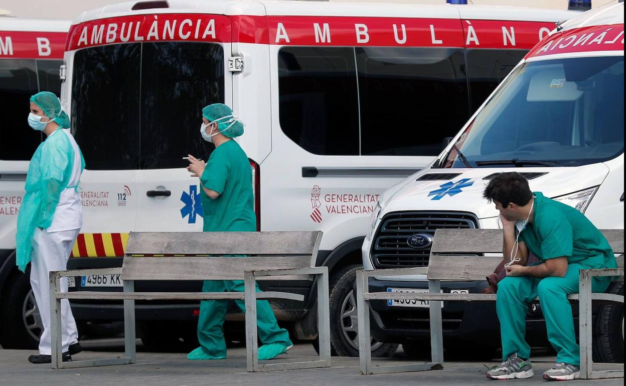 Ambulancias en un hospital valenciano.