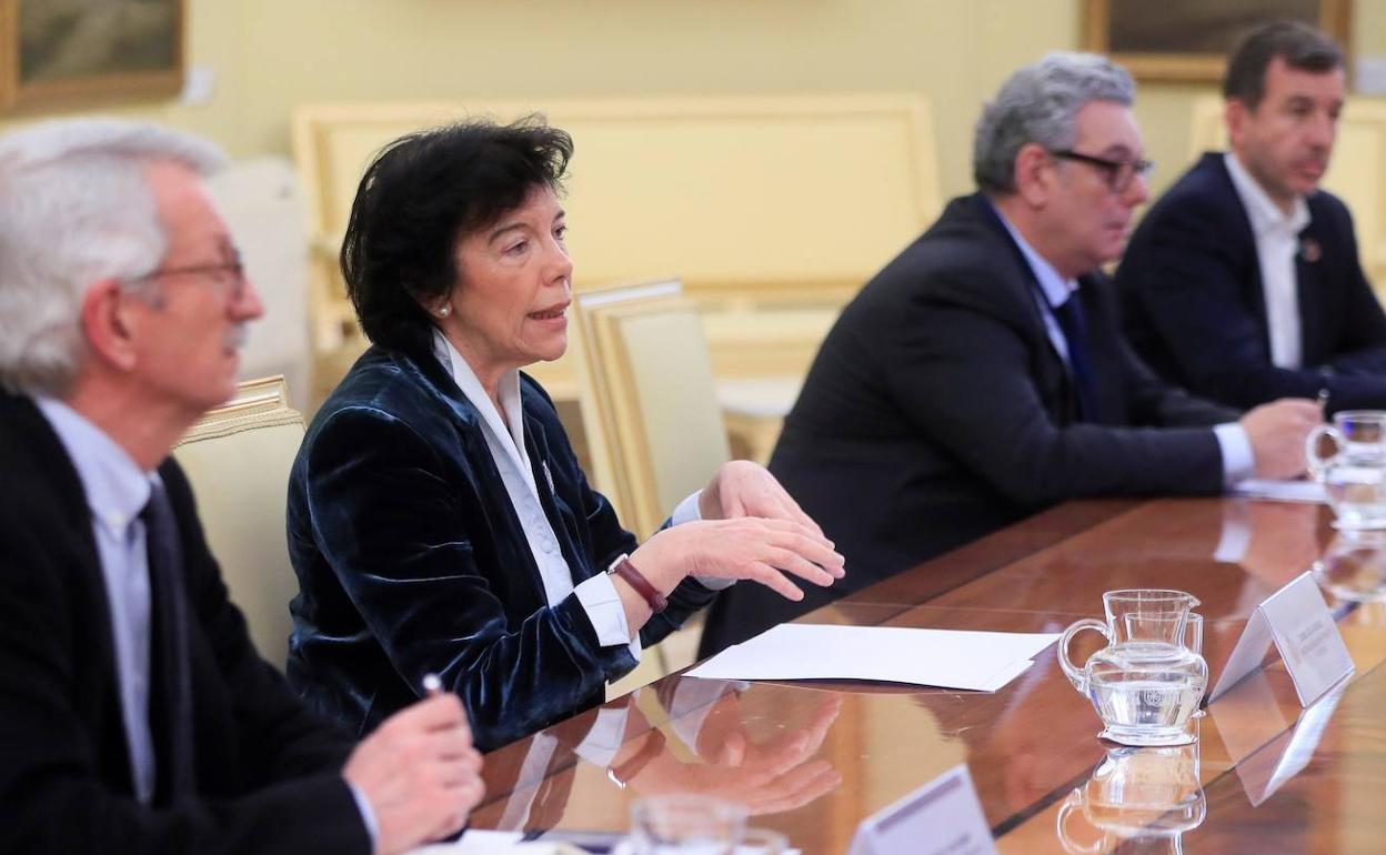 La ministra de Educación, Isabael Celaá, durante la reunión de este miércoles.