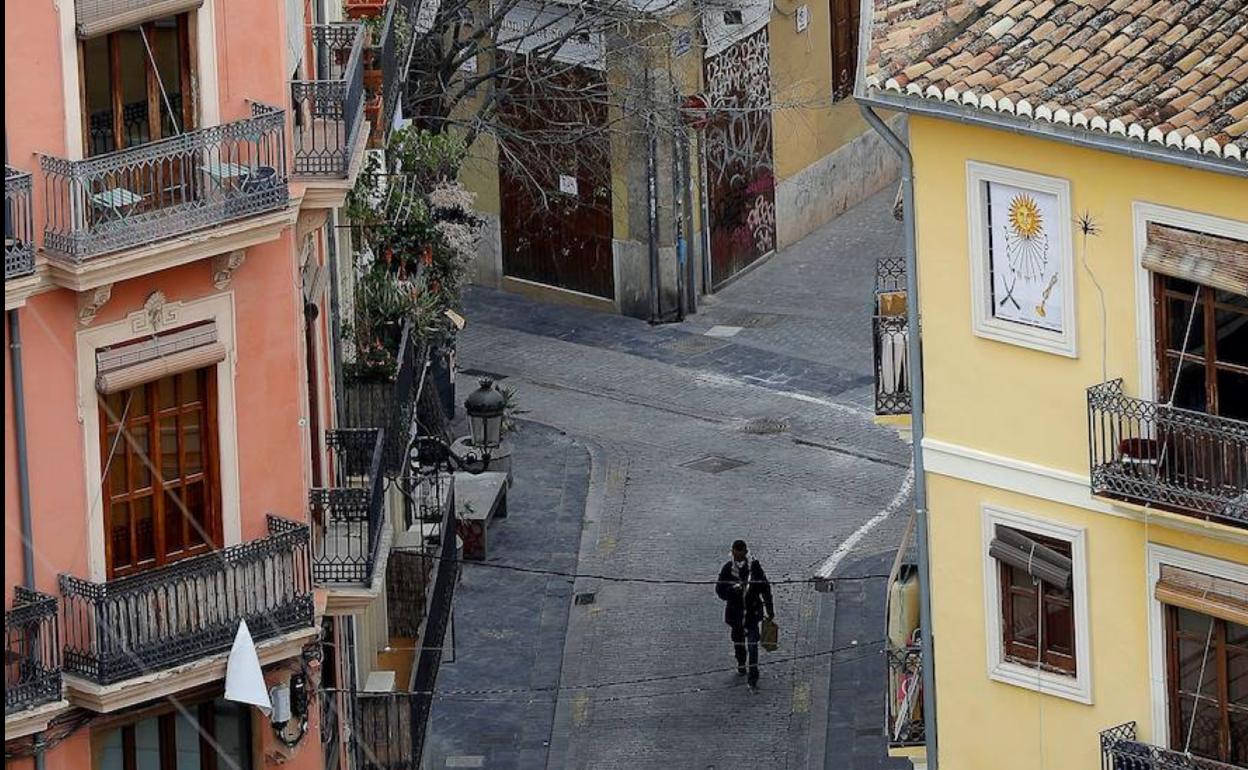 Una persona camina por el casco antiguo de la ciudad durante el estado de alarma.