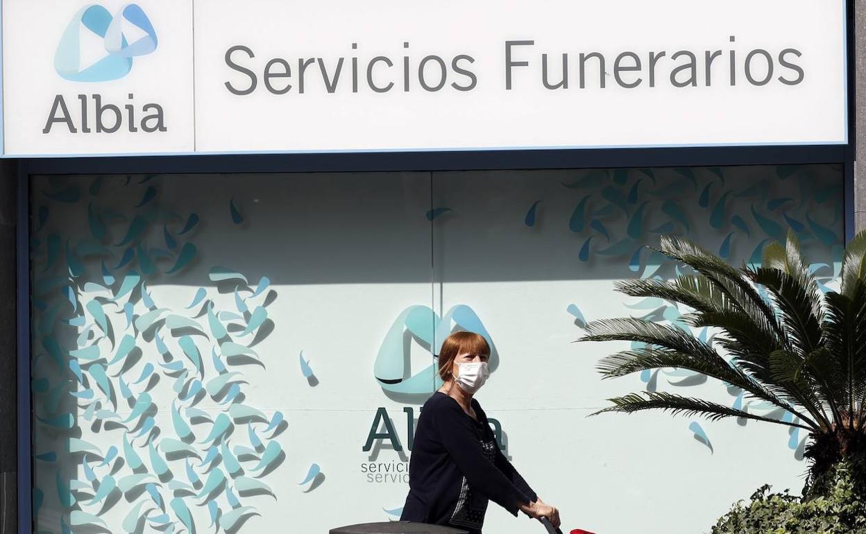 La funeraria de Madrid que traslada fallecidos a otras regiones.