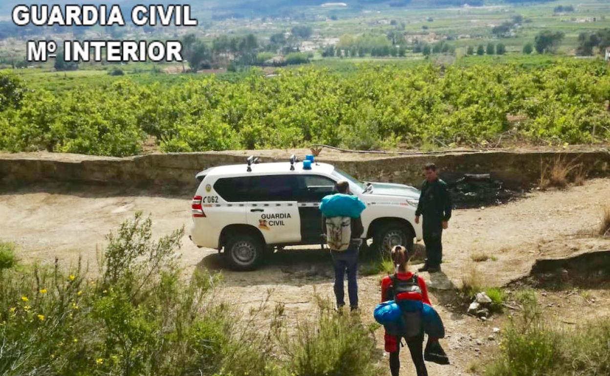 Ios montañeros en la zona de Marxuquera en el término municipal de Gandia.