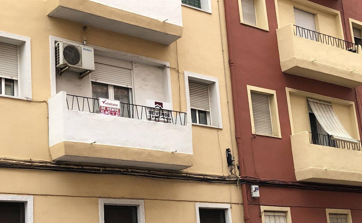 Un piso en Dénia con carteles que anuncian que se vende. 